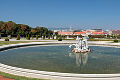 Schloss Belvedere - Brunnen mit Blick zum Unteren Belvedere