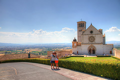 Di fronte alla chiesa