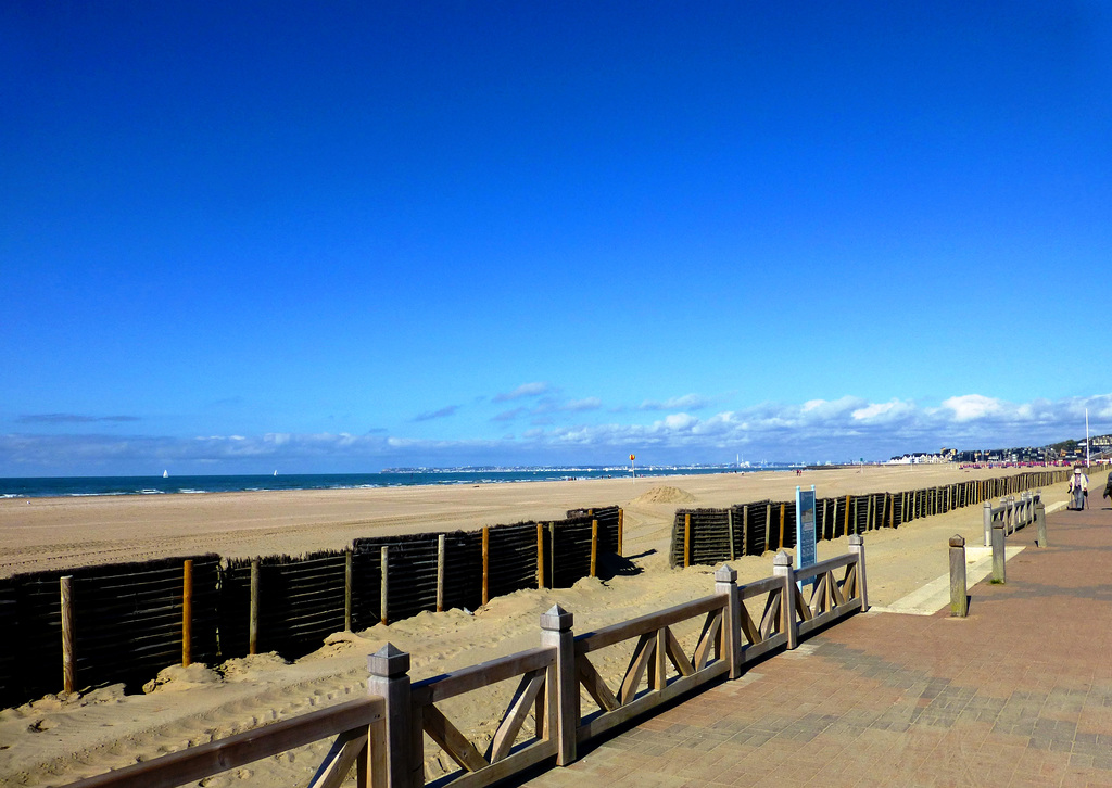 FR - Deauville - A walk on the beach