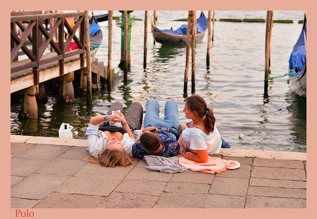 Jóvenes de vacaciones en Venecia