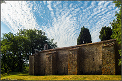 Schäfchenwolken über der Kapelle