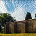 Schäfchenwolken über der Kapelle