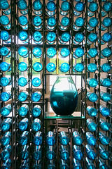 blaue Flaschen als Raumteiler