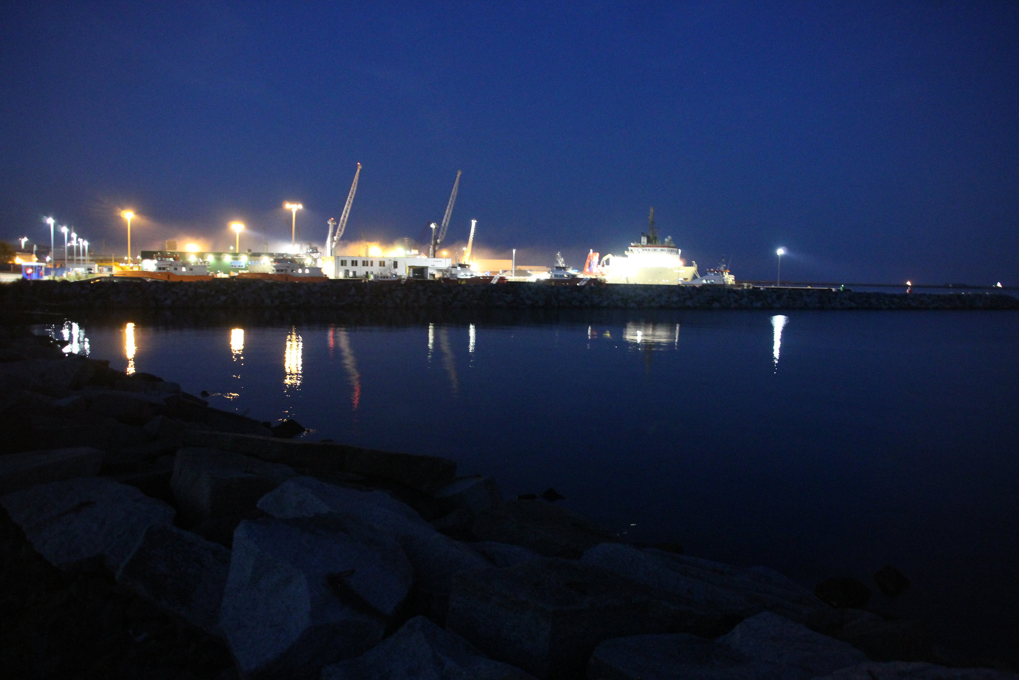 Am Fährhafen Mukran Rügen - nachts