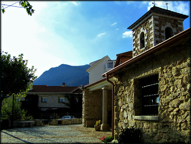 Valdemanco parish church with Mondalindo a brooding background presence. It reminds me a bit of Blencathra / Saddleback brooding over Keswick or, better still, over Threlkeld where we stayed for an ex