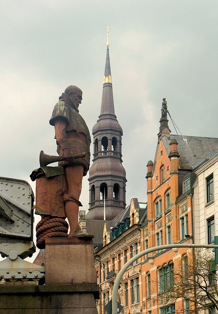 Brückenfigur und Hauptkirche St. Katharinen