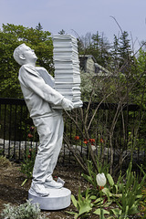 die Skulptur 'Knowledge & Wisdom' von Thoreau Bakker bei denTemplin Gardens in Fergus (© Buelipix)