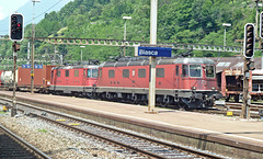 Güterzug in Biasca richtung Italien. Gezogen von einer Re 4/4 und davor die Re 6/6 "Cham"