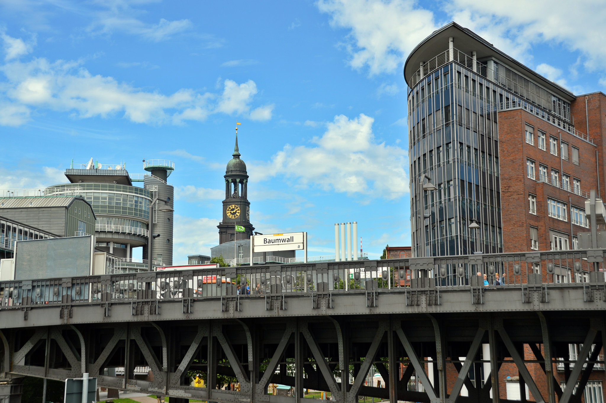 Der Michel zwischen dem modernen Hamburg