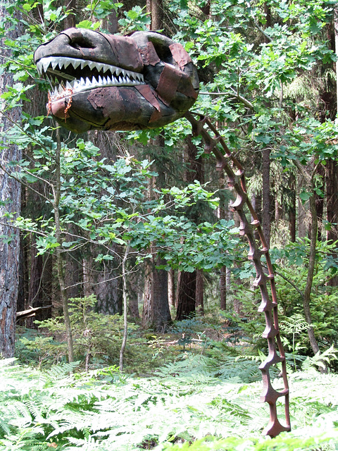 ein Dino im Wald