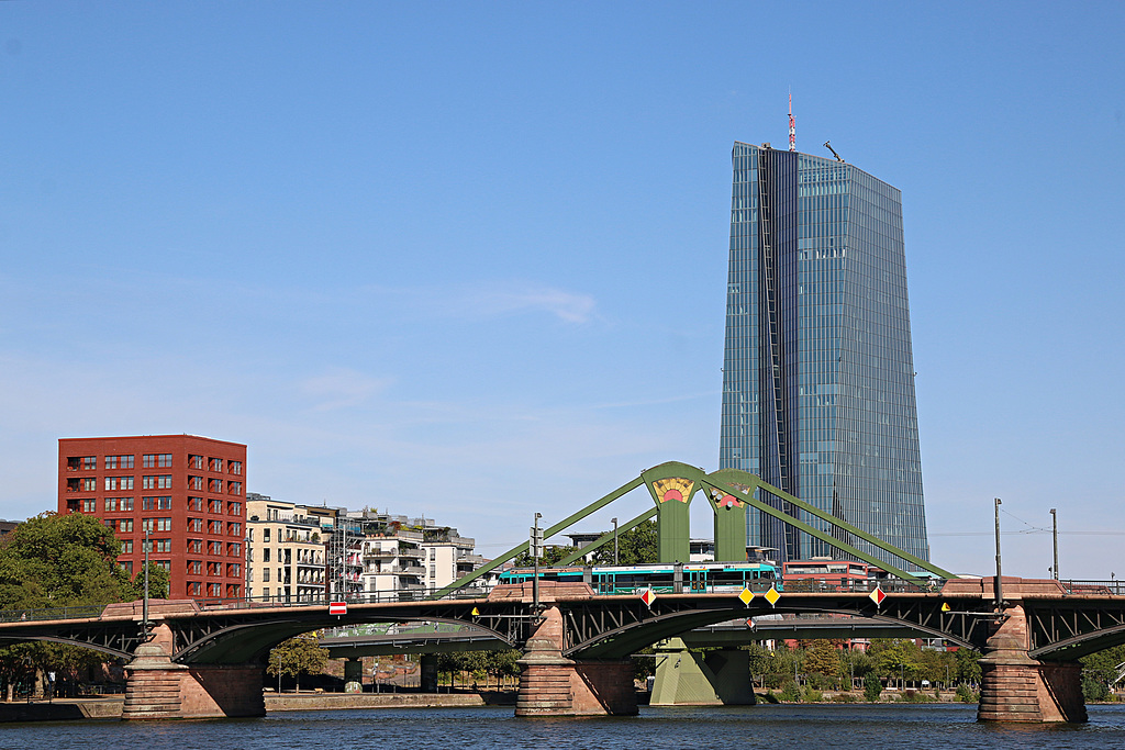 ... mit  EZB Hochhaus