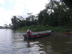 Barque motorisée au repos / Floating break off