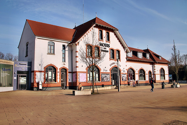 Empfangsgebäude des Bahnhofs Moers / 8.03.2025