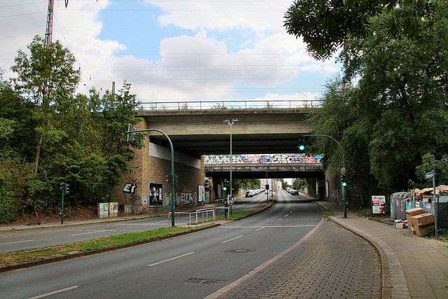 Onckenstraße mit Brücken der Bergisch-Märkischen Eisenbahnstrecke (Essen-Altendorf) / 30.08.2020