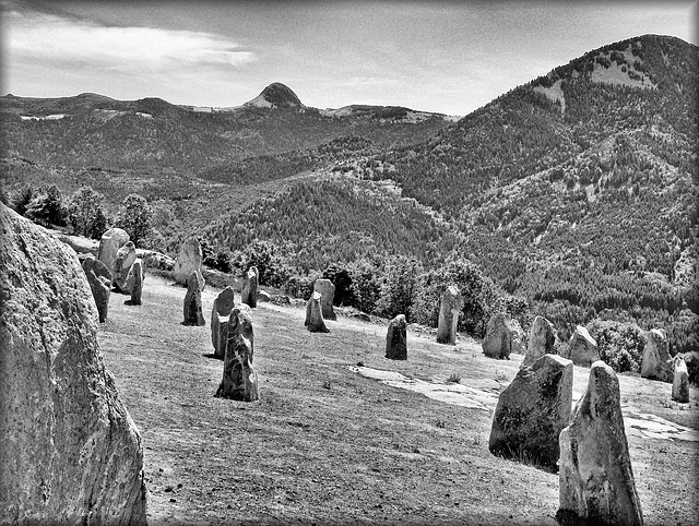 Le Tchier (prononcer tchière) de Borée (07) et le Mont Gerbier-de-Jonc (source de la Loire). 20 avril 2005.