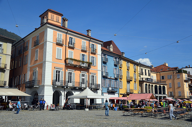 Kleiner Markt auf der Piazza Grandde in Locarno