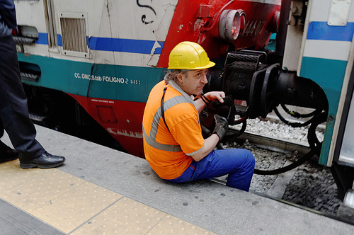 Loco abîmée, cheminot fatigué et chaussures cirées (du chef)