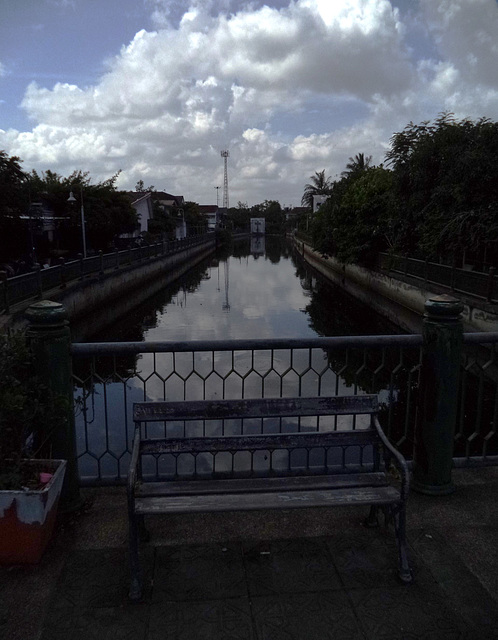 Banc, clôture et canal