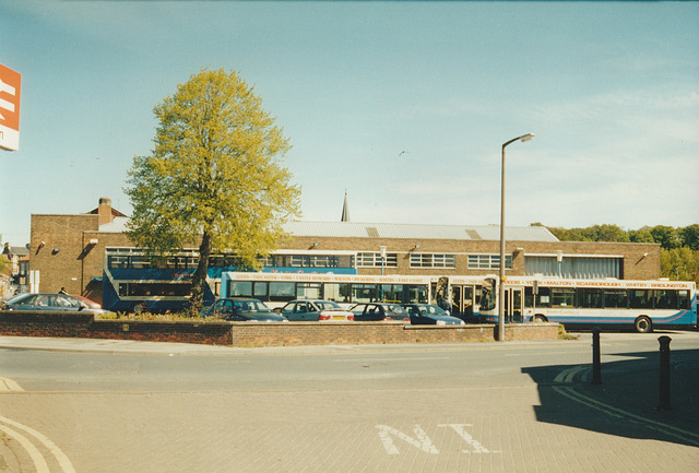 Yorkshire Coastliner garage/bus station at Malton – 5 May 2002 (482-05)