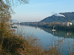 Der Oberrhein bei Birsfelden Schweiz - rechts Grenzach Wyhlen Deutschland