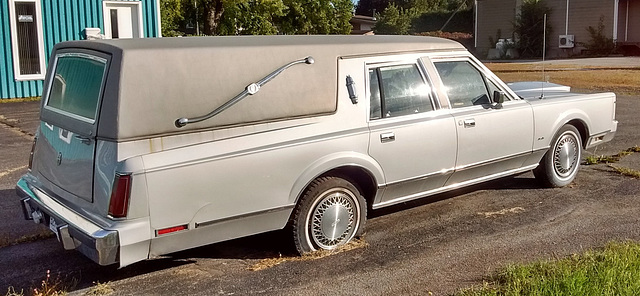 Bazoo corbillard sur crevaison / Old hearse on flat tyre