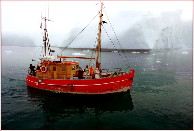 ILULISSAT : sulla goletta gita turistica nella nebbia tra gli iceberg del fiordo omonimo