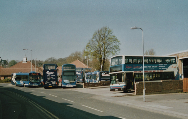 Yorkshire Coastliner garage/bus station in Malton – 15 Apr 2007 (569-28)