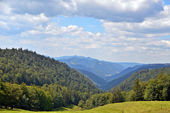 Blick vom unteren Grenchenberg über die Südjurakette richtung Westen. Im Hintergrund der Sendeturm auf dem Chasseral
