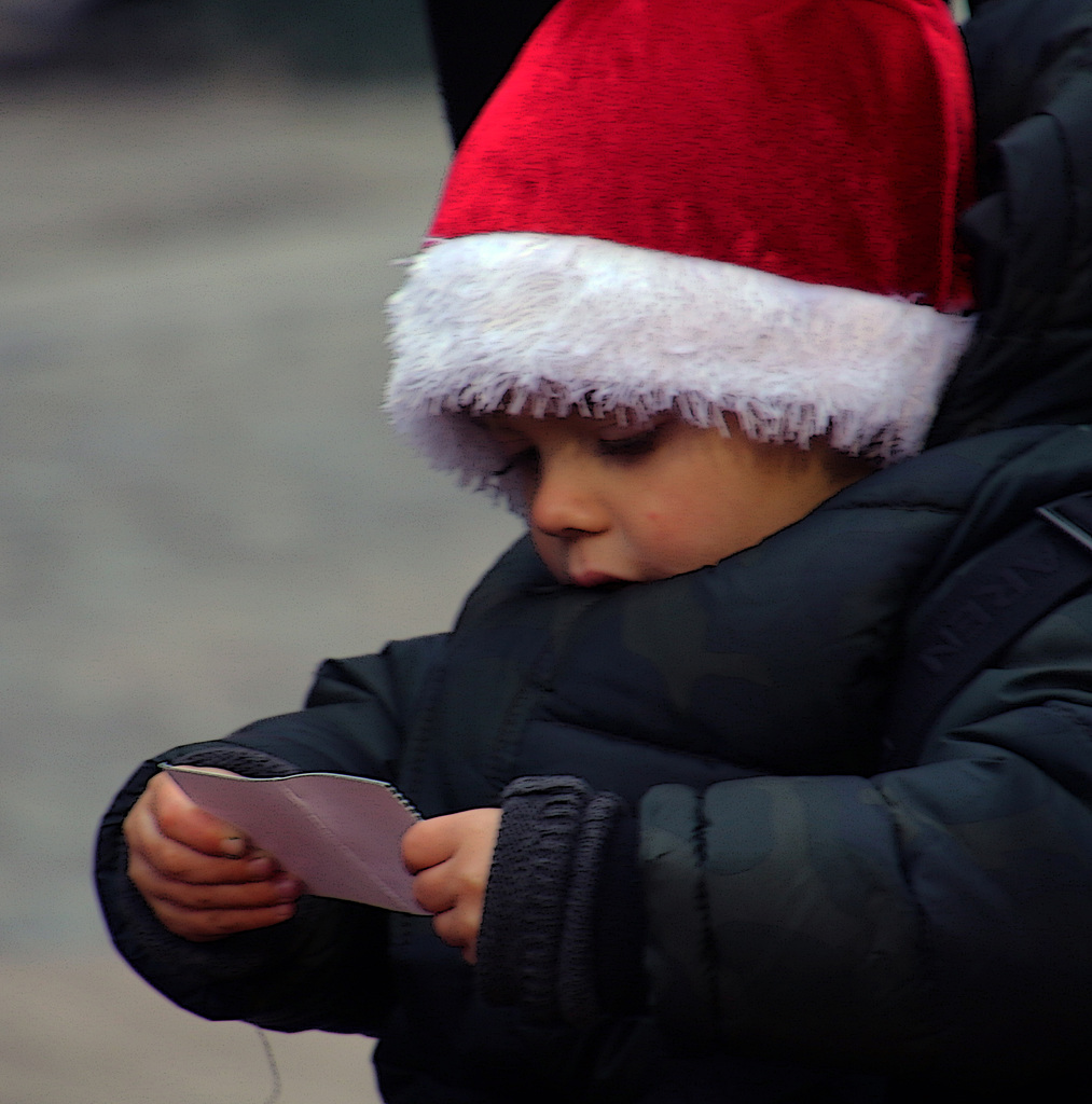 Petit , tu n'as pas activé la fonction géolocalisation sur ton smartphone , alors pas de cadeau pour les fêtes . Signé , le Père Noël