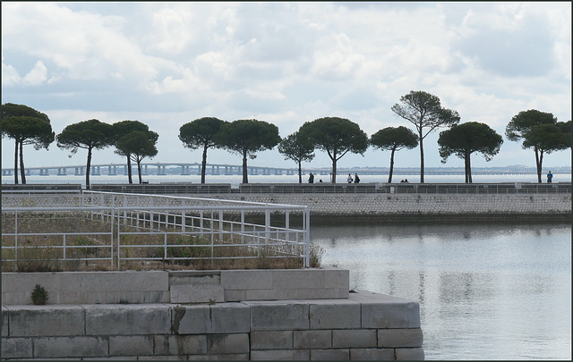Blick auf den Tejo mit Lissabons Vasco da Gama Brücke - HFF Blick auf den Tejo mit Lissabons Vasco da Gama Brücke - HFF