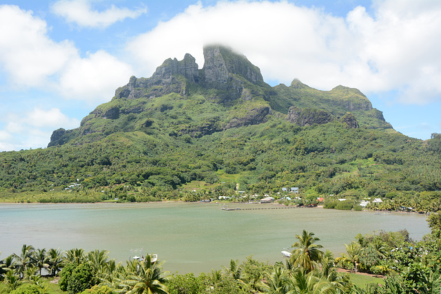 Polynésie Française, Bora Bora, Mt.Otemanu (727 m) over the Bay of Vairou