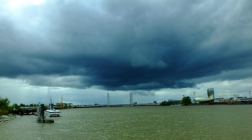 Nuage lourd sur le pont François Mitterand à Bordeaux