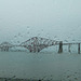 Eisenbahnbrücke über den Firth of Forth in the rain.