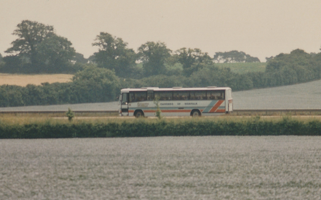 Sanders Coaches Plaxton Paramount on the A11 at Barton Mills – 2 Jul 1994