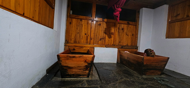 Unwinding in Hot Stone Baths Unwinding in Hot Stone Baths