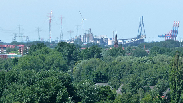 Emmauskirche und Köhlbrandbrücke