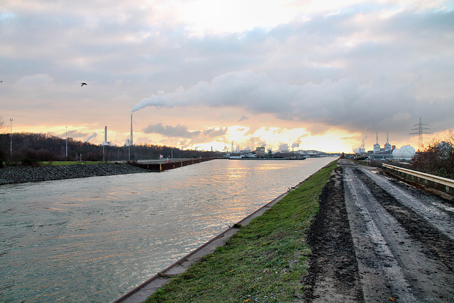 Der Wesel-Datteln-Kanal mit dem Zechehafen Auguste Victoria (Marl-Sickingmühle) / 12.12.2018