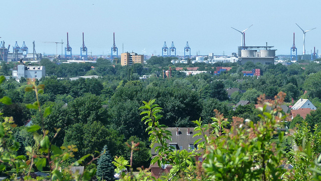 Energischer Blick vom Energieberg zum Energiebunker.