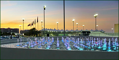 AbuDhabi : Sul terrazzo all'ingresso del Viceroy hotel si può ammirare una parte  del circuito  del Grand Prix alla luce di questo spettacolare tramonto