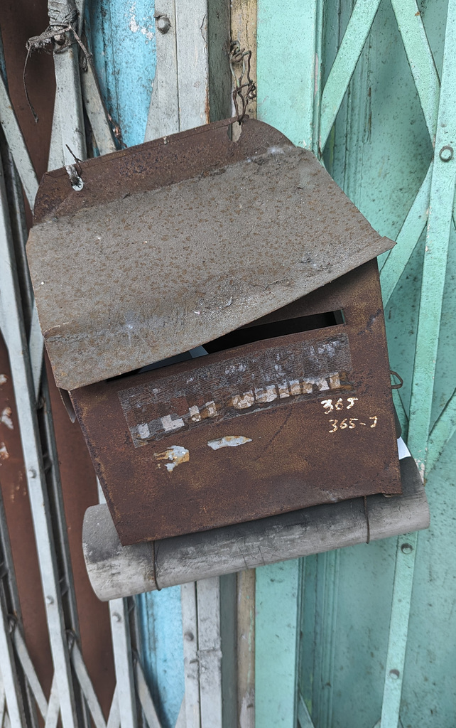 Courrier rouillé / Rusty mailbox