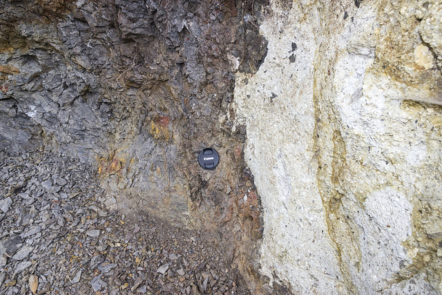 Aumühle quarry: Bunte Breccia and Suevite - close up of contact