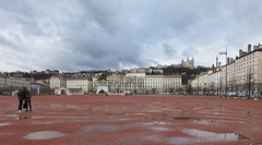 Lyon, la place Bellecour - Notre Dame de Fourvière en arrière-plan