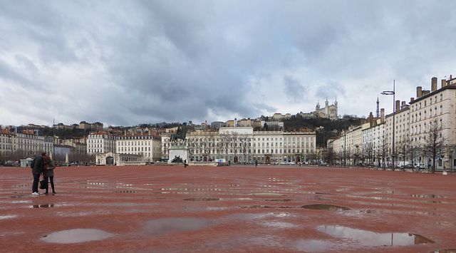 Lyon, la place Bellecour - Notre Dame de Fourvière en arrière-plan