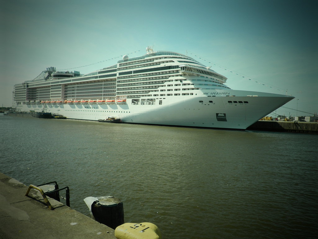 MSC Splendida am neuen Kreuzfahrtterminal