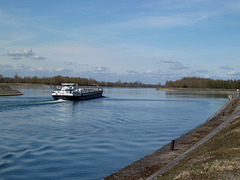 Aus der Schleuse in Fessenheim, und gleich volle Kraft voraus richtung Rotterdam