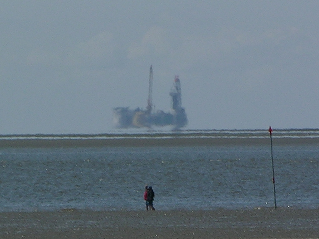 Fata Morgana einer Bohrinsel in der Nordsee