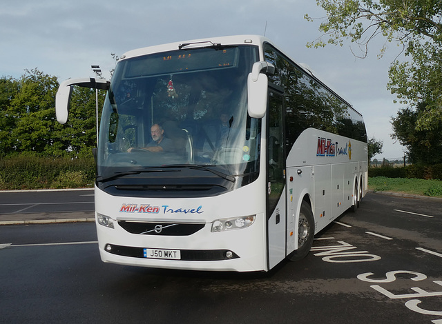 Mil-Ken Travel J50 MKT (151-G-1748, BX64 UMH) at the Mildenhall Hub/MCA – 6 Sep 2022 (P1130244)