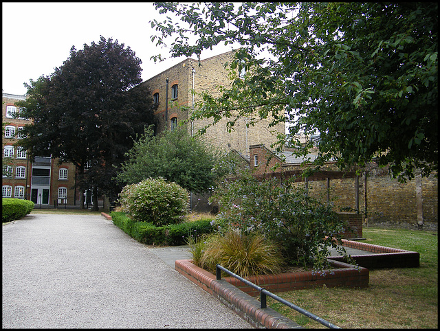 corner of Leathermarket Gardens