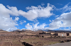 Cimes enneigées et nuages immaculés du Haut Atlas