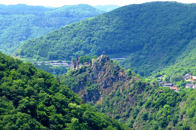 DE - Altenahr - Burg Are, gesehen vom Ümerich